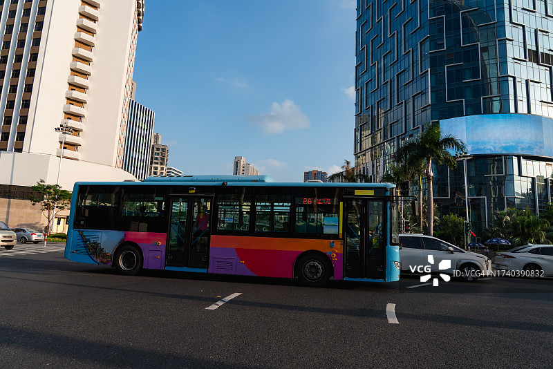 行驶在城市道路上的电动巴士图片素材