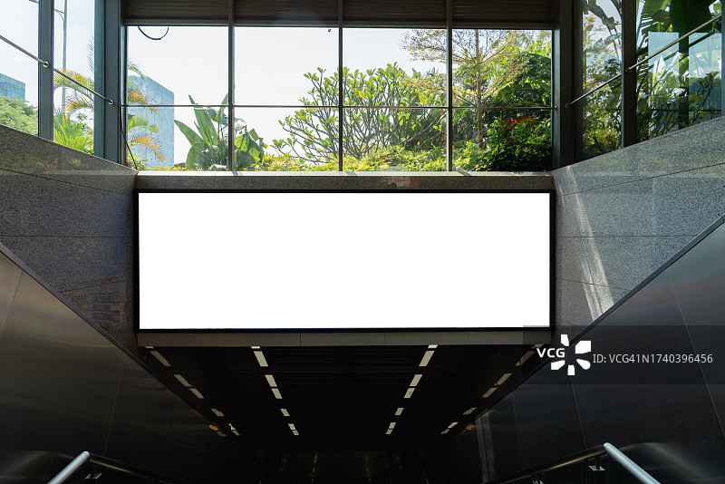 地铁入口处的空白广告牌图片素材