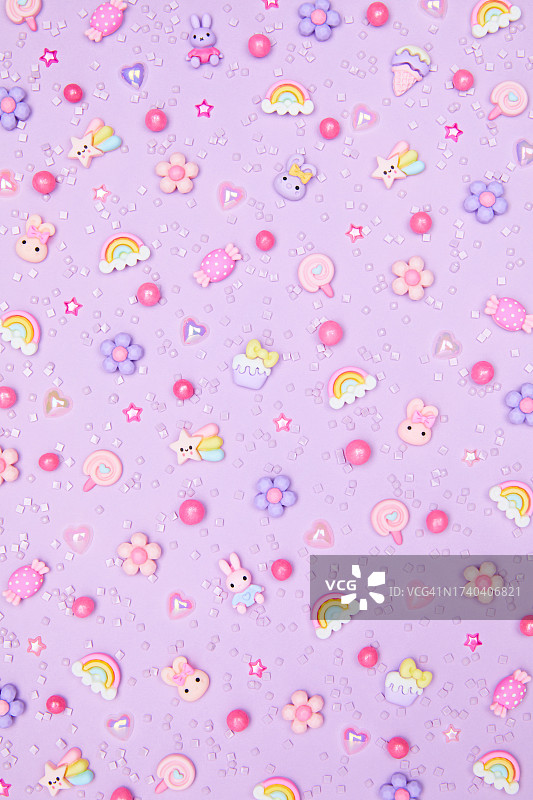 粉彩可爱风图案：卡通兔子、彩虹、冰淇淋甜甜圈纸杯蛋糕糖果紫色背景图片素材