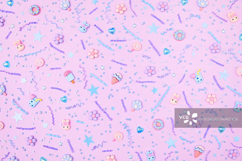 粉彩可爱风图案：卡通兔子、彩虹、冰淇淋甜甜圈纸杯蛋糕糖果紫色背景图片素材