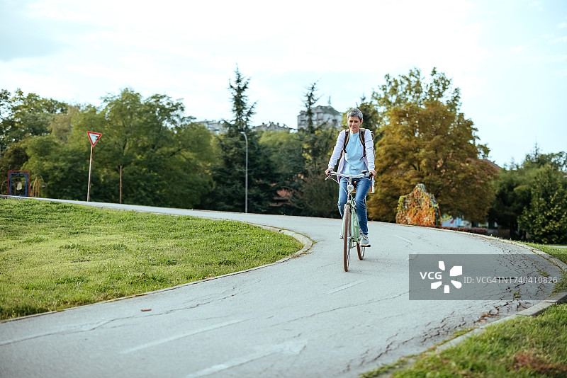 女人骑自行车图片素材