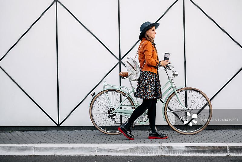 在城市里骑自行车的女人图片素材