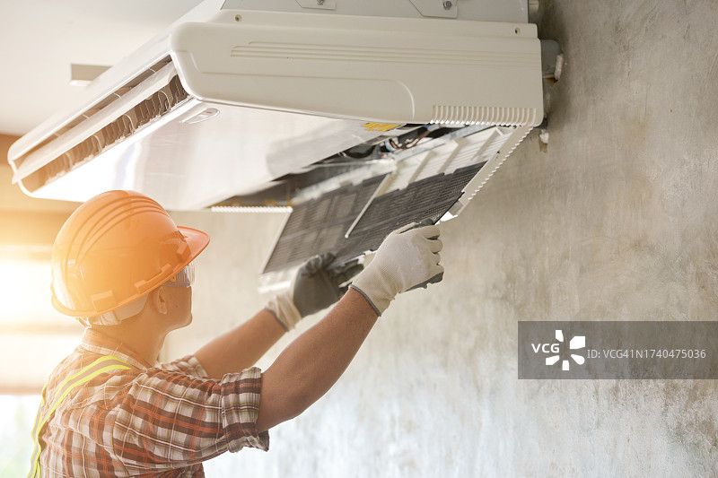 电工在泰国墙上安装空调图片素材