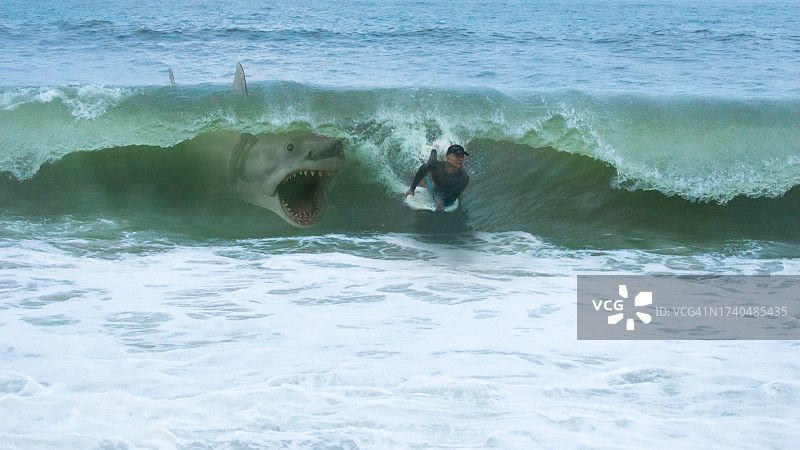 大白鲨袭击趴在冲浪板上的人图片素材