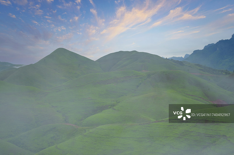 老挝赛宋本富华隆茂盛的丘陵山地景观图片素材