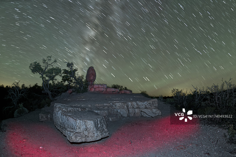 美国亚利桑那州大峡谷国家公园肖肖尼角南缘的星空图片素材