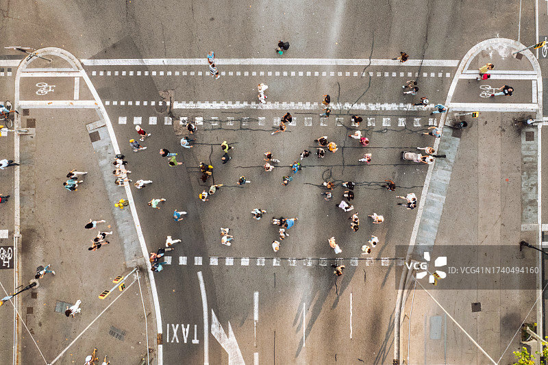 一群人走在斑马线上图片素材