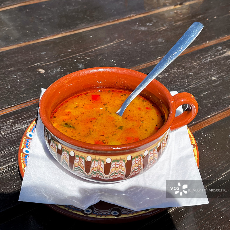 花园餐桌上的传统保加利亚豆汤图片素材
