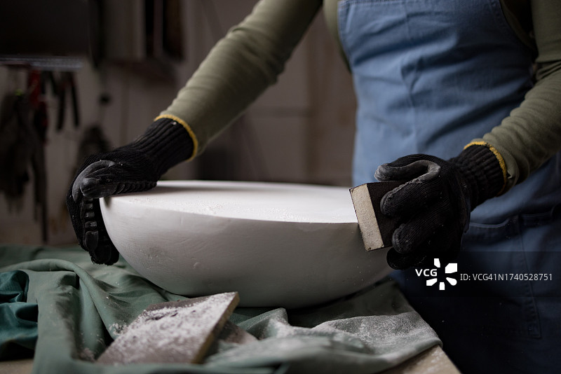 用砂纸抛光陶瓷特写图片素材