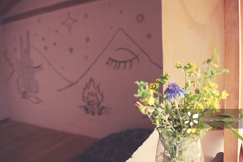 神秘房间里的野花花束图片素材