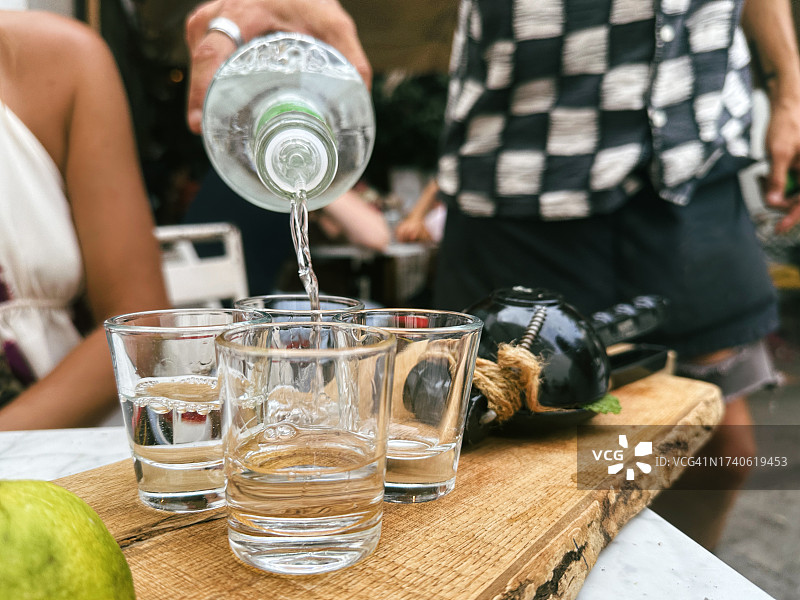 服务员提供烈酒图片素材