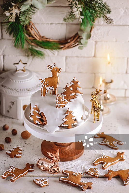 圣诞乡村背景上的凝乳圣诞蛋糕图片素材