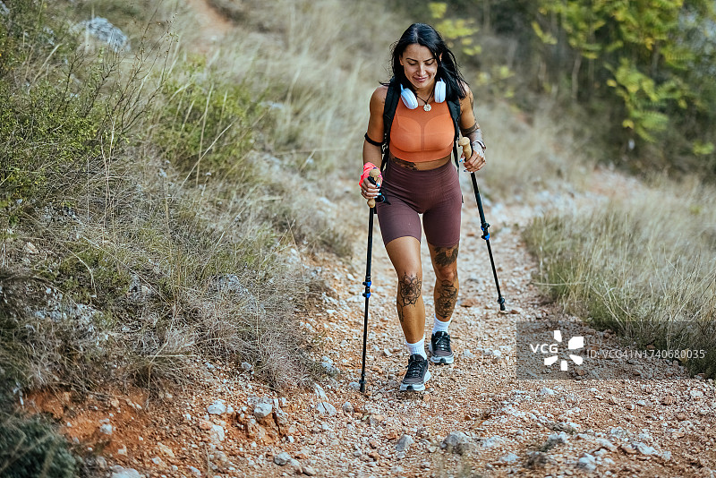 在山上徒步的年轻女人图片素材