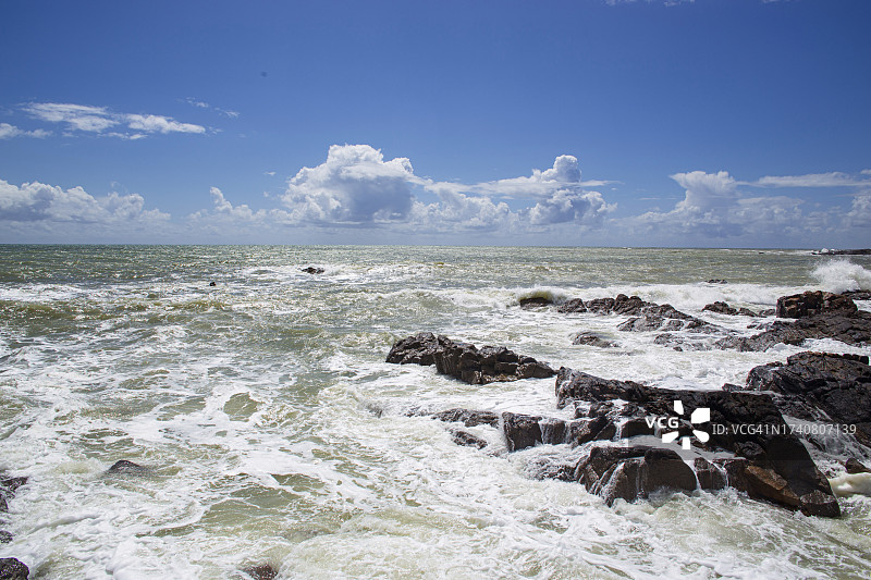 法国莱萨布勒多洛讷努什海滨路泡沫中的岩石图片素材