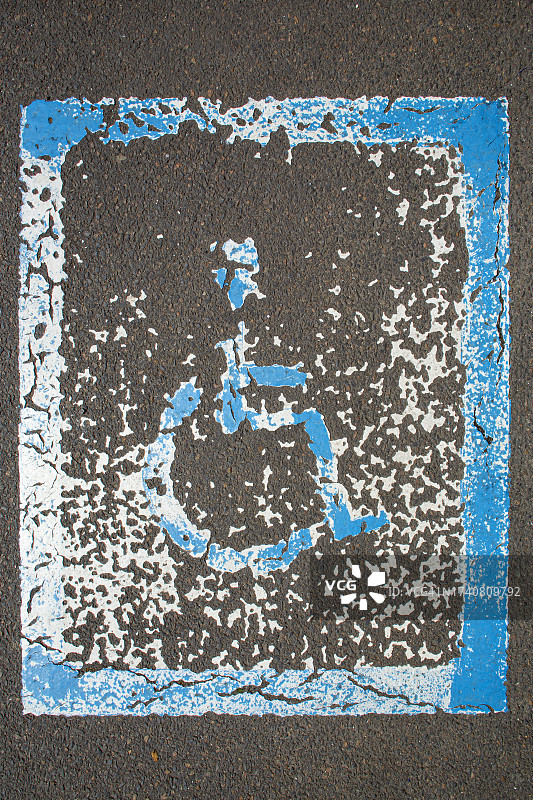 法国莱萨布勒多洛讷已擦除的大部分残疾人停车位图片素材