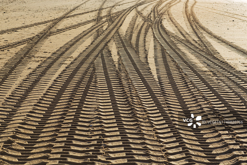 法国莱萨布勒多洛讷：主海滩上的机器痕迹图片素材