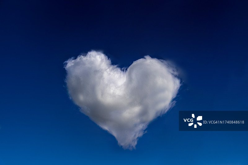 蓝天中的心形云朵。修改后的图像图片素材