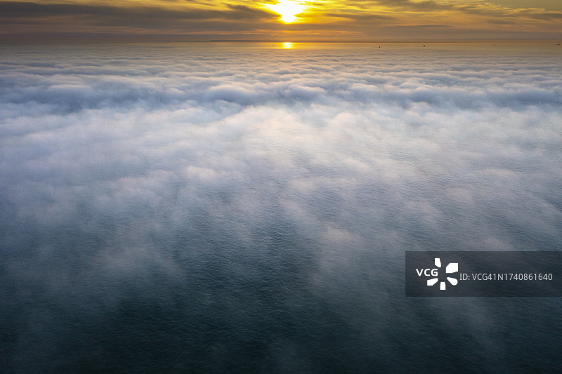 法国上法兰西大区加来海峡省：海雾中的多佛尔海峡图片素材