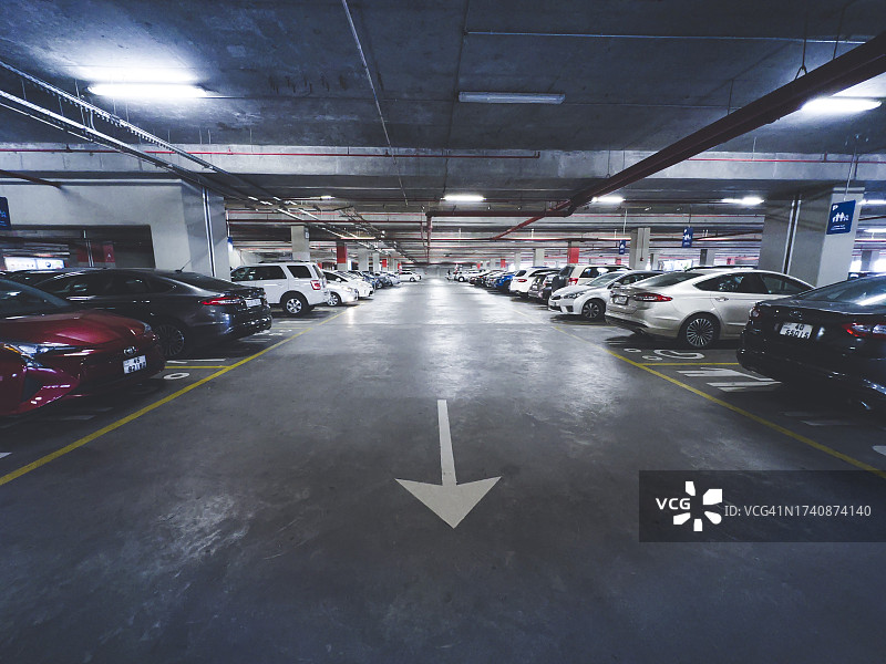 黑暗的地下停车场图片素材