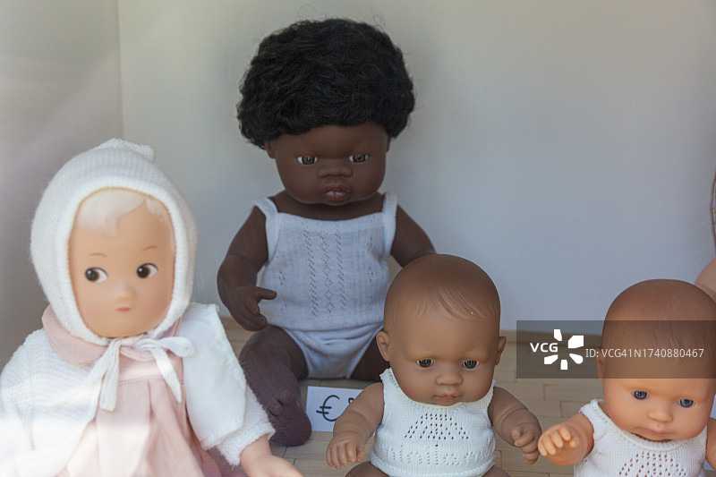 不同肤色的塑料浴具图片素材