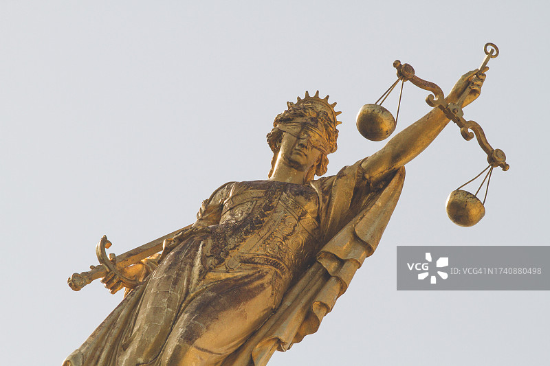 忒弥斯金色雕像图片素材