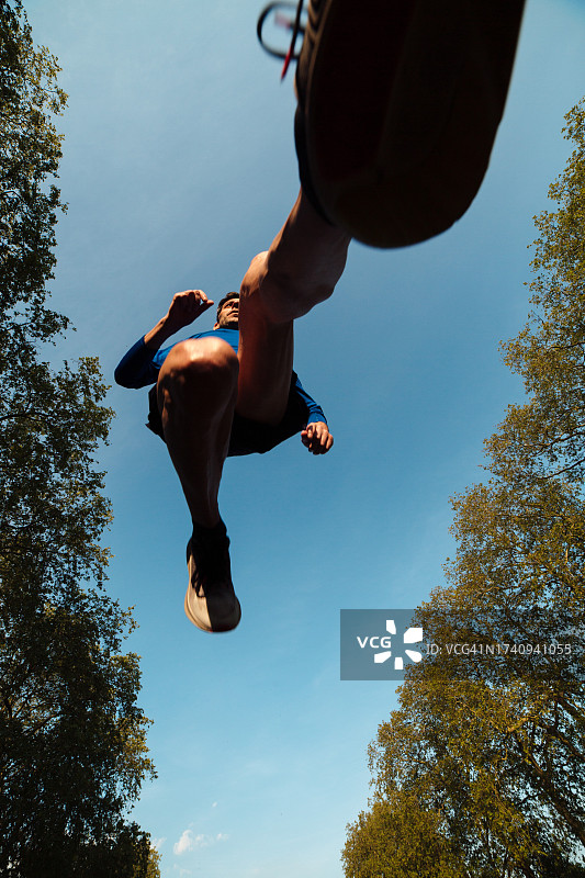 男人在空中跳跃图片素材