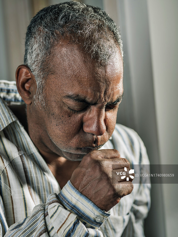 黑人男子用手捂嘴咳嗽图片素材