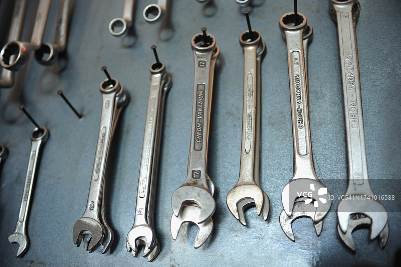 桌子上的扳手高角度视图图片素材