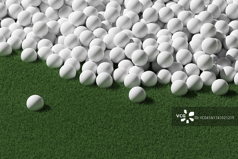 草地上堆积的golf球特写图片素材