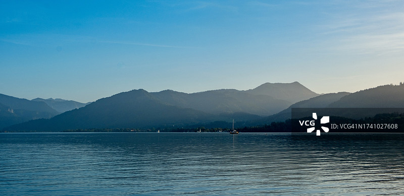 蓝蓝的天空衬托着湖光山色的美景图片素材