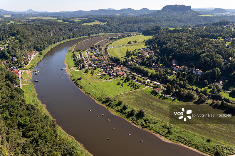 树木掩映下的河流高角度景观图片素材