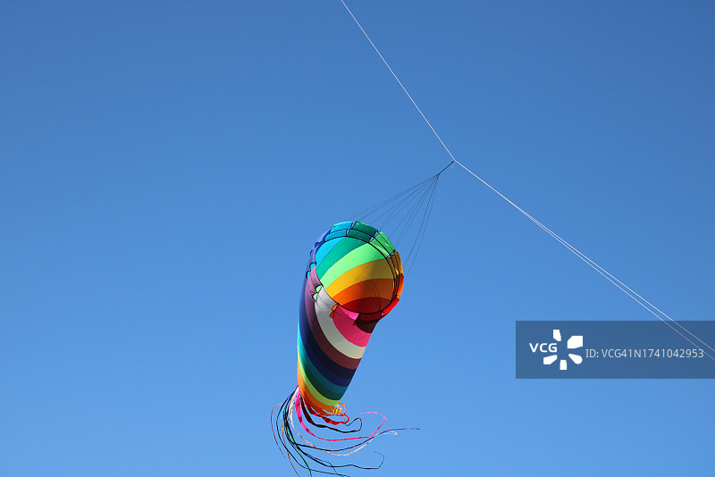 仰视在蔚蓝天空飞舞的风筝图片素材