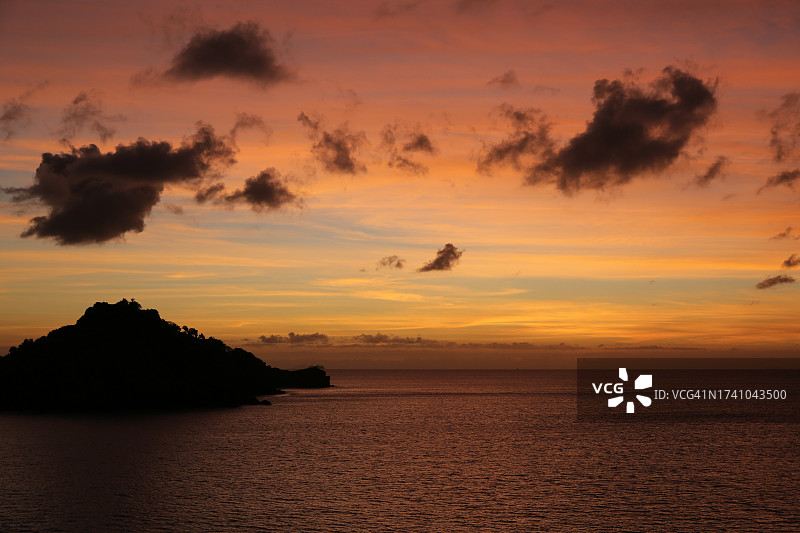 日落时大海对着天空的美景图片素材