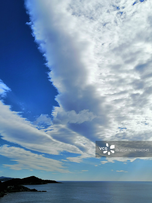 大海对着天空的美景图片素材