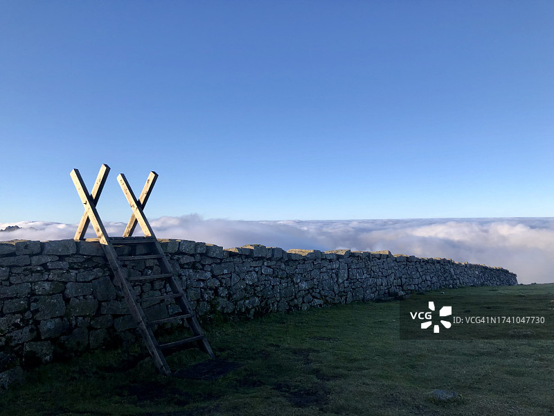 英国北爱尔兰纽卡斯尔的蓝天田野风光图片素材