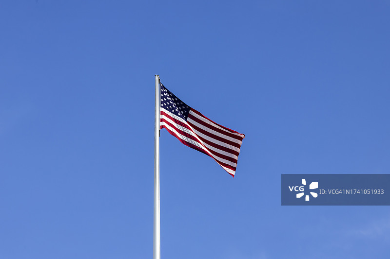 蓝天下的美国国旗图片素材