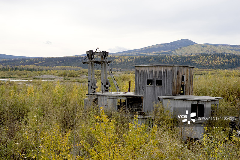 克朗代克淘金热时期挖泥船的腐烂遗骸图片素材