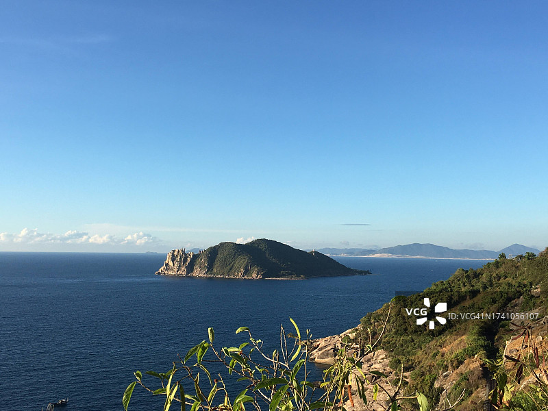湛蓝的天空衬托着美丽的海景图片素材