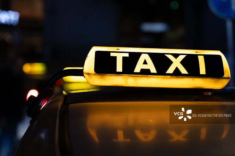 夜晚的出租车标志图片素材