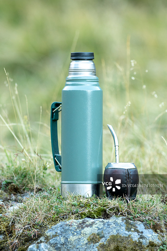 安道尔田野上的保温杯特写图片素材