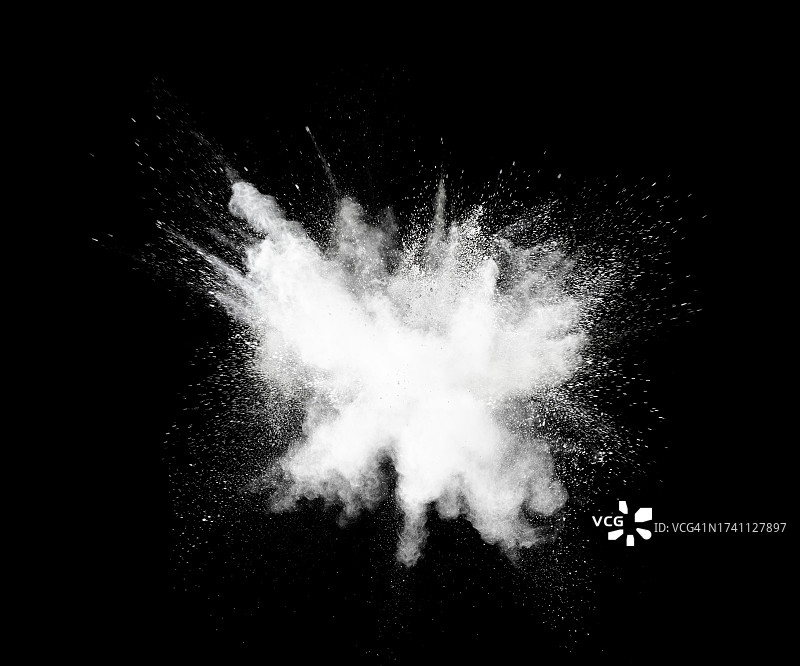 黑色背景上的白色粉末颗粒爆炸图片素材