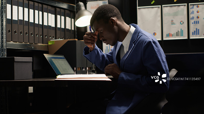 在办公室工作到很晚的商人图片素材