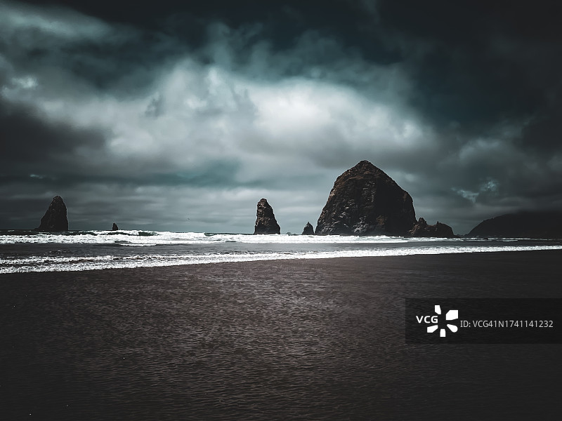 美国俄勒冈州大炮海滩多云天空下的海景图片素材