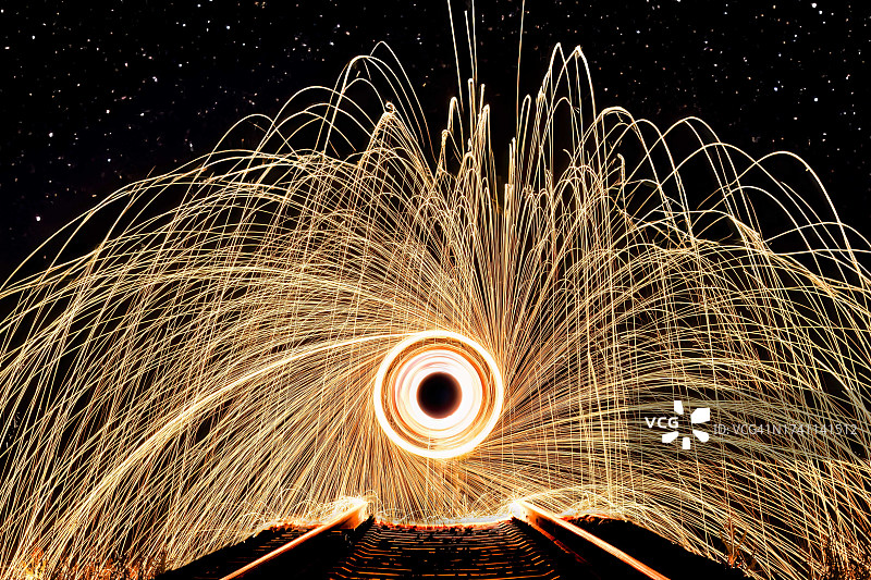 男人在夜晚旋转钢丝棉图片素材