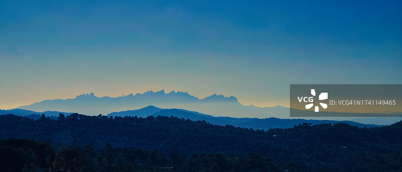西班牙日落时分的天空下山脉剪影图片素材