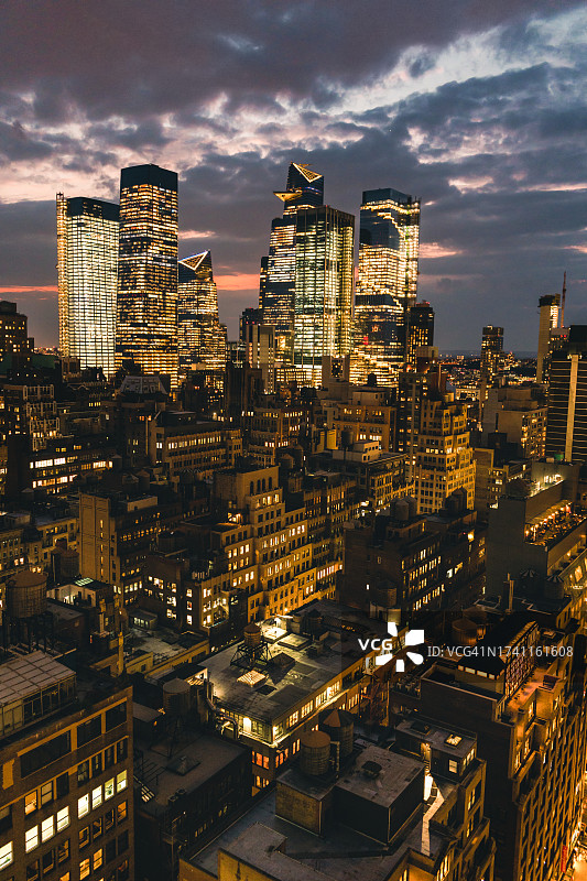 纽约市夜间金融区天际线图片素材