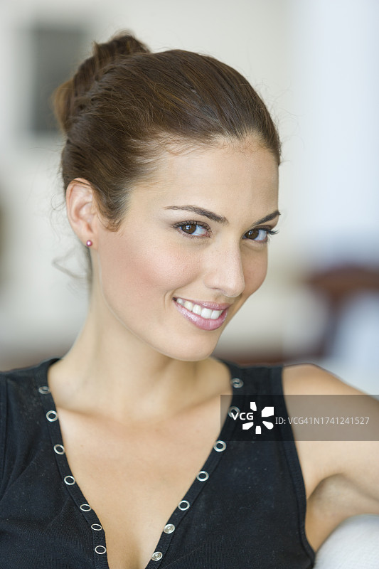 棕色头发年轻女子侧视镜头肖像图片素材