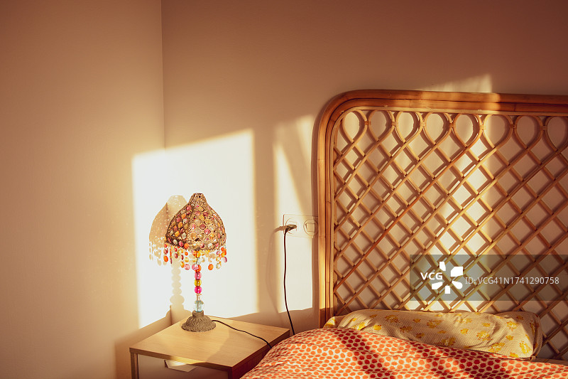 阳光穿过卧室的窗户图片素材