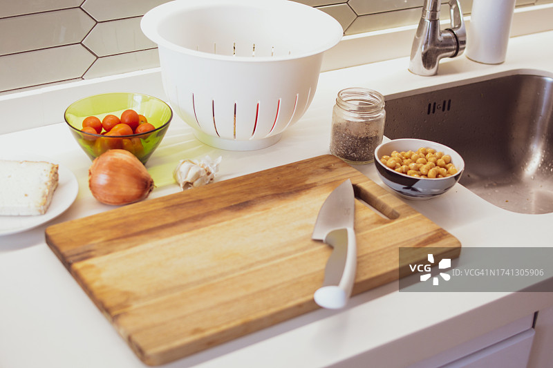 现代厨房台面上的木制砧板图片素材