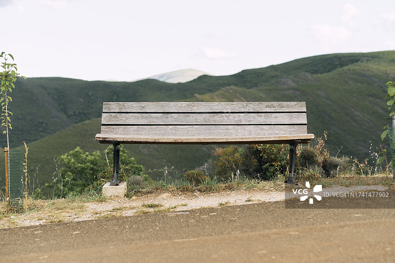 山间土路上的木制长椅图片素材